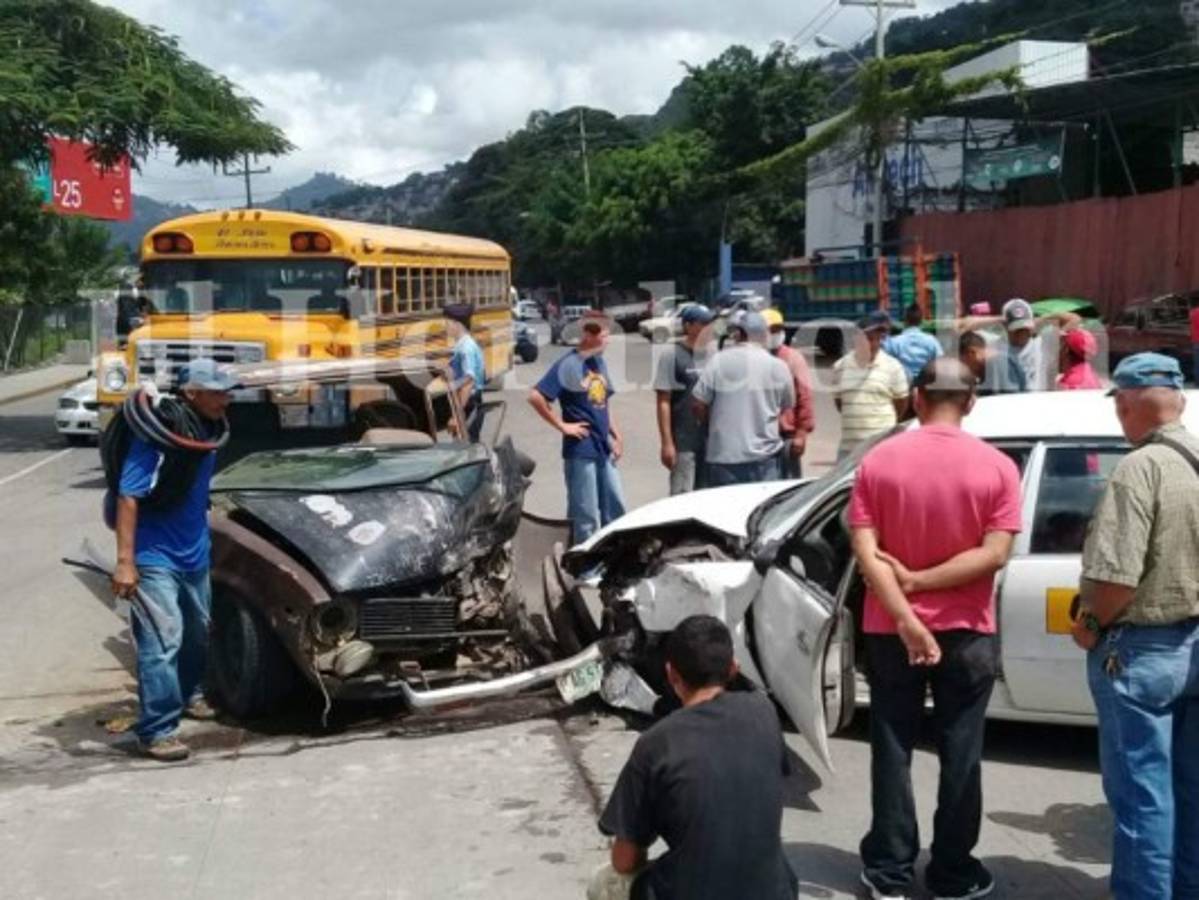 Varios curiosos llegaron al lugar del accidente y lograron llamar a las ambulancias.