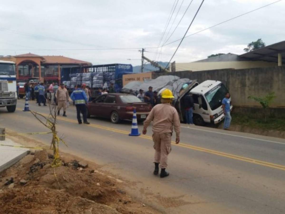 Camiones colisionan contra un muro y dejan dos personas heridas en Catacamas
