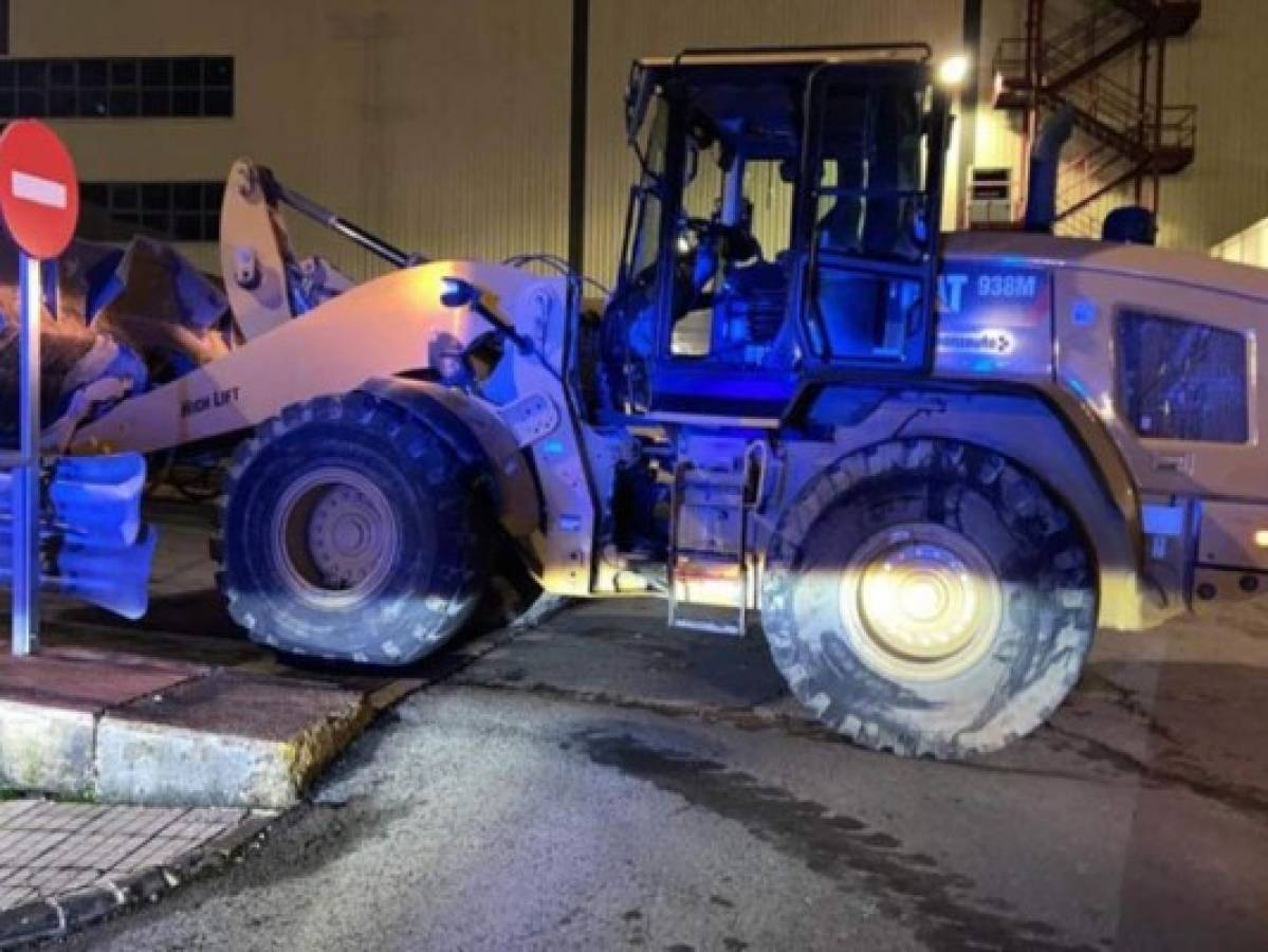Enfadado con Mercedes, un ex empleado destruyó 50 vehículos con una excavadora