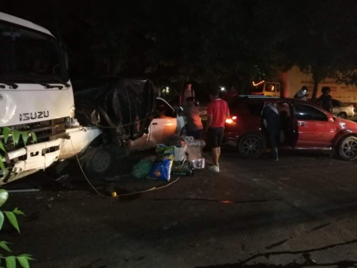 Brutal accidente deja varios heridos y unos ocho vehículos destruidos en Villanueva, Cortés