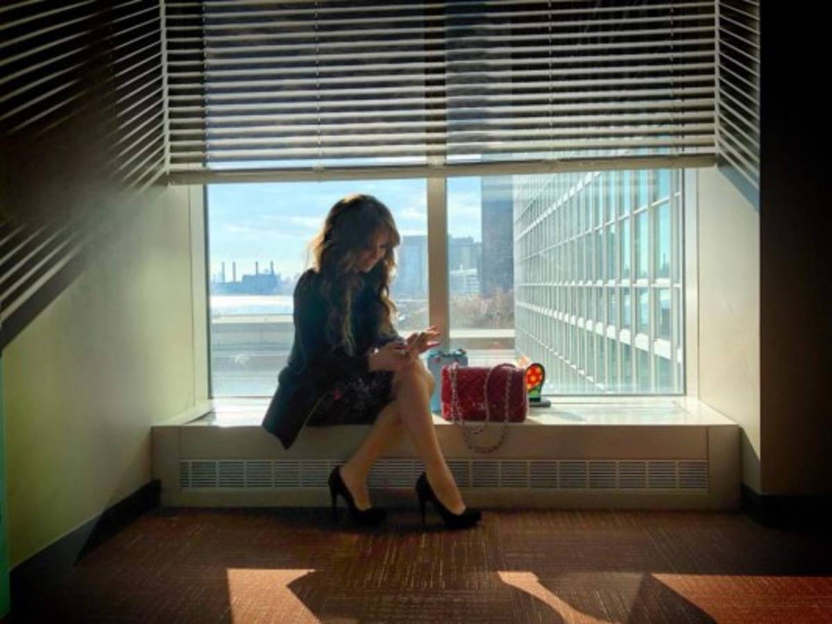 Thalía impacta en sede de las Naciones Unidas con su atuendo y diminuta cintura