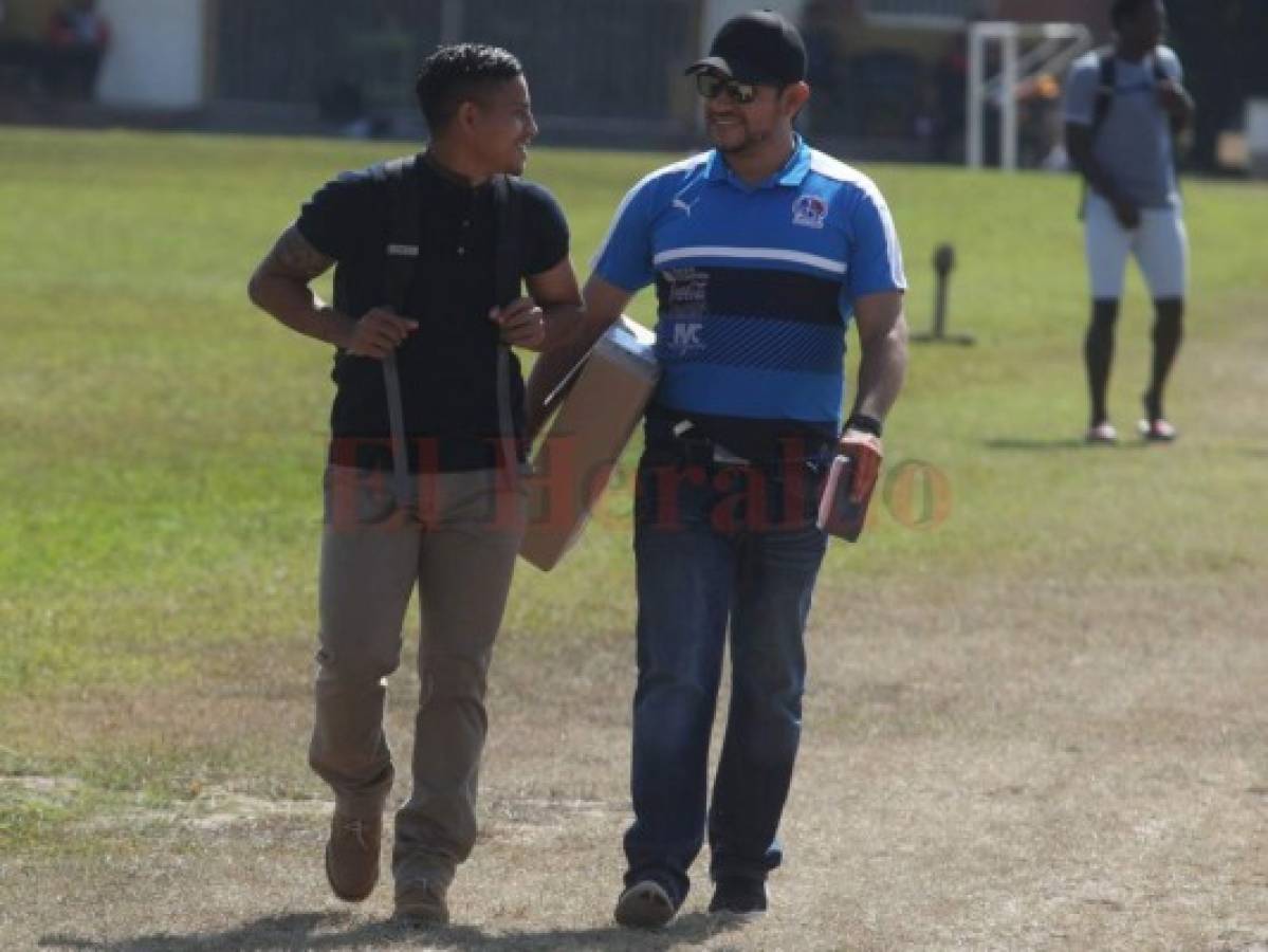 Regalan biblias a jugadores del Olimpia en Honduras