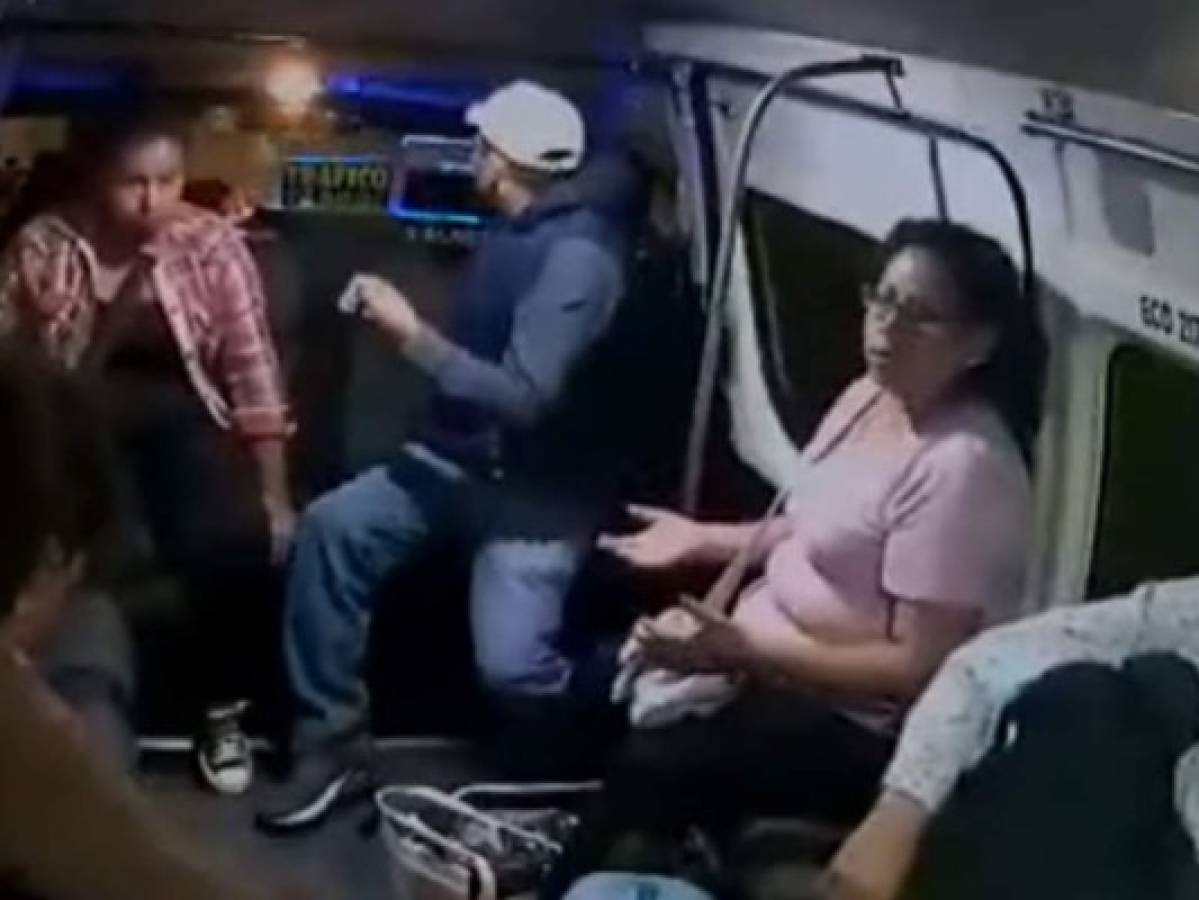 Cámaras de seguridad captan el asalto a un bus en México