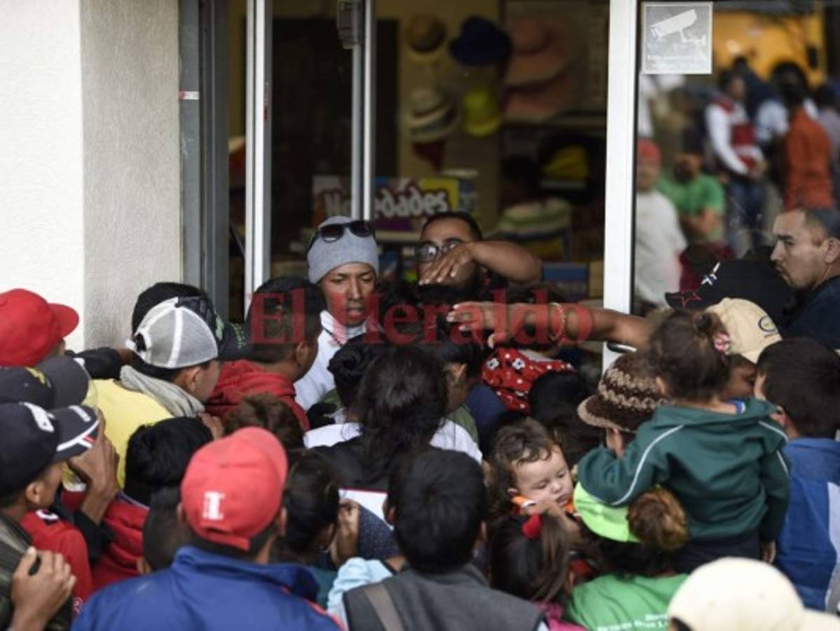 Migrantes llenan albergues en Tijuana, más viajan a frontera