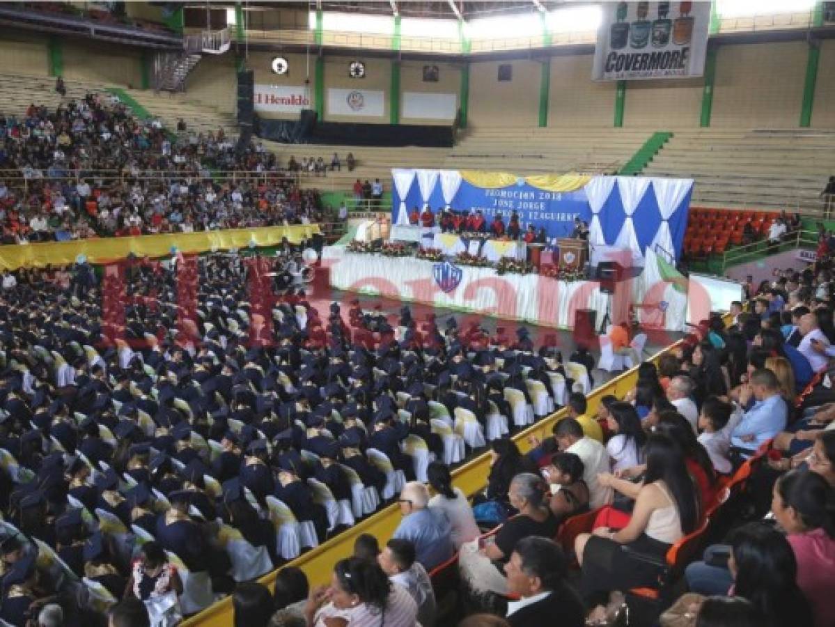 Más de 500 estudiantes se gradúan en el Instituto Hibueras, en la capital