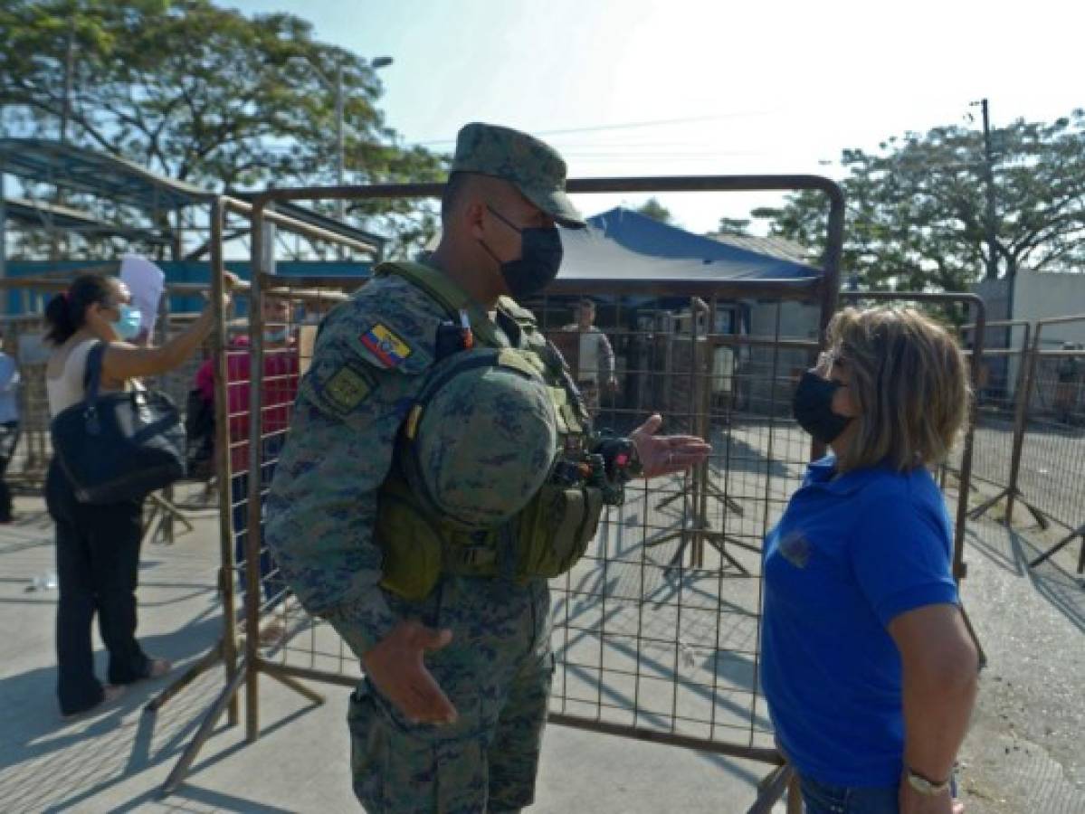 Tras motín que deja 30 presos muertos, militares acordonan cárcel de Ecuador  