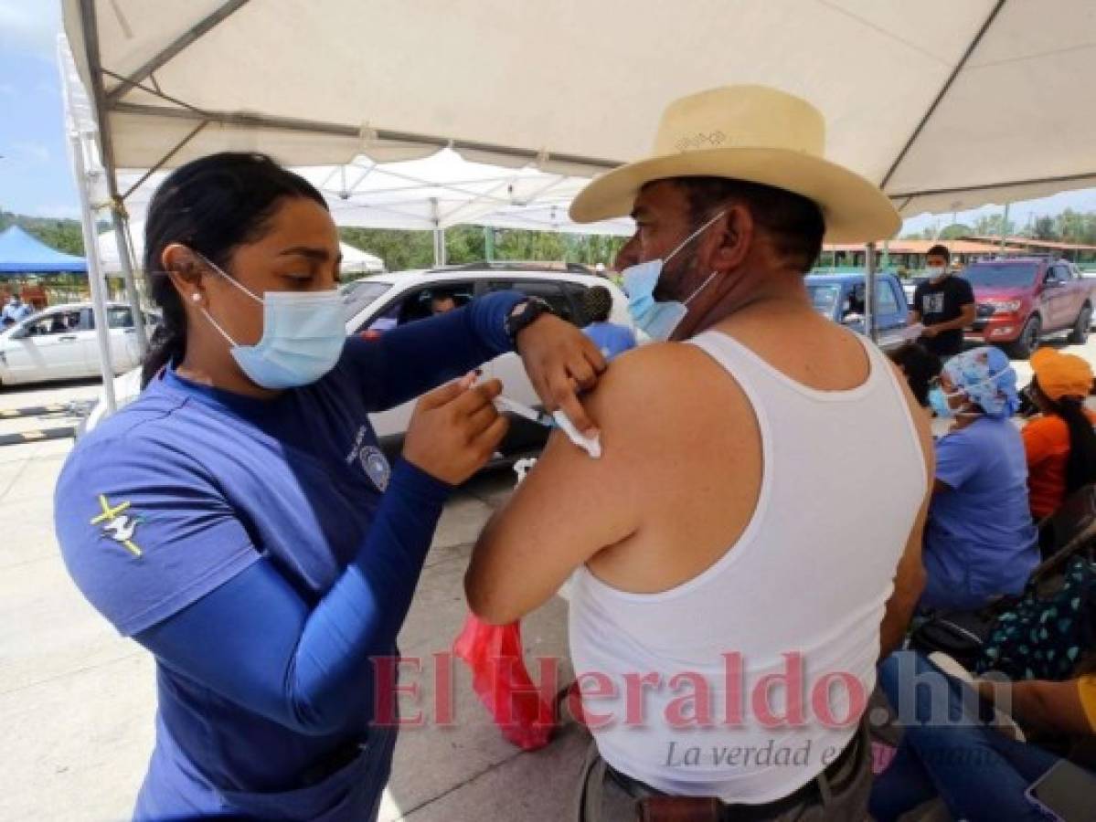 Vacunarse con dos dosis evita que los pacientes se compliquen y sean ingresados a los hospitales. Foto: Jhony Magallanes/El Heraldo