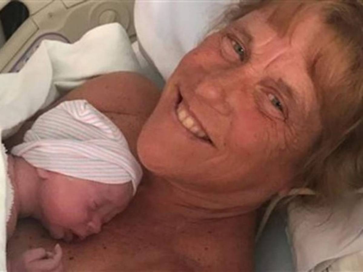 Tras perder a una hija, mujer de 57 años dio a luz de forma natural