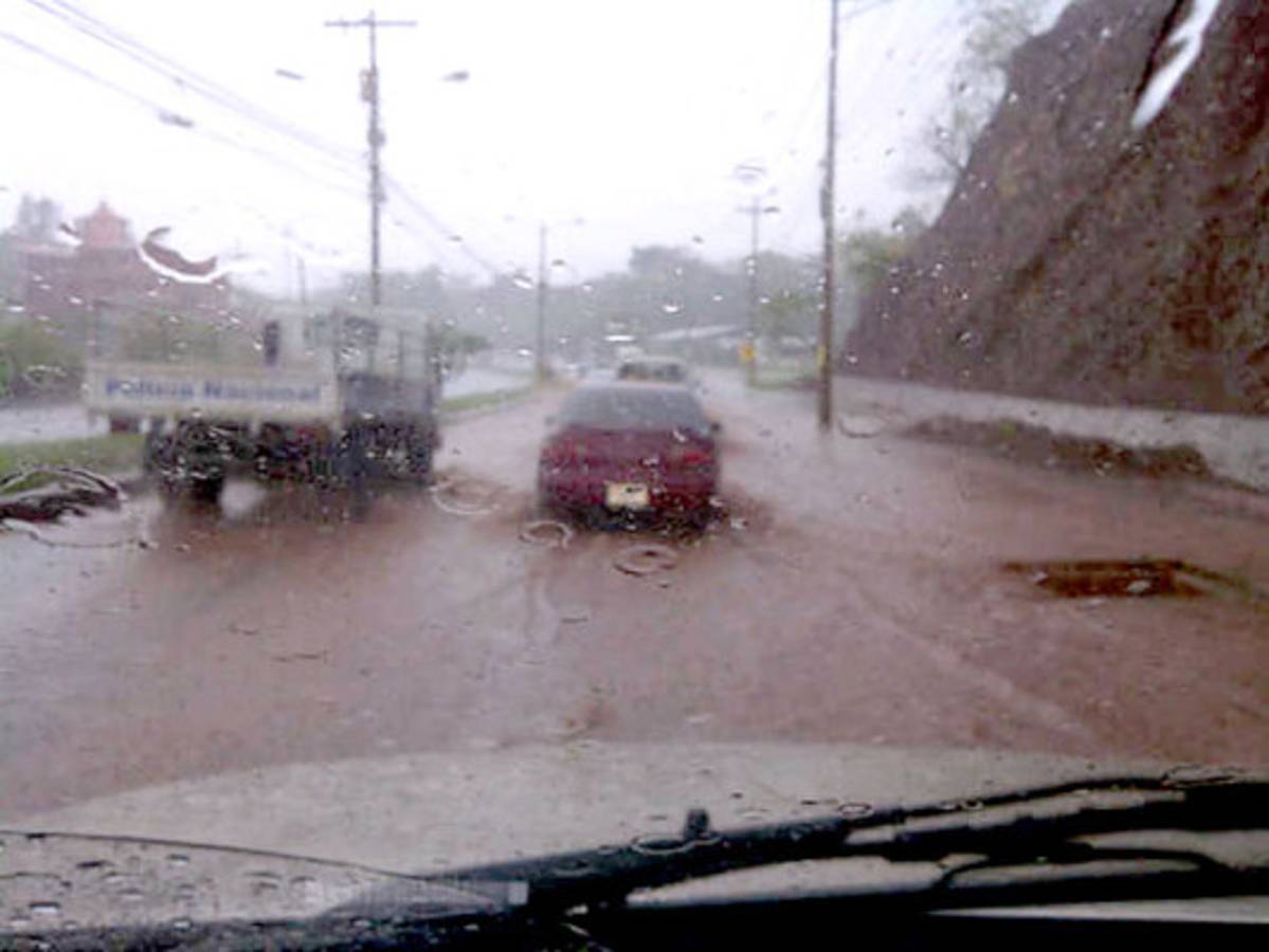 Alerta por deslizamiento en La Fraternidad tras 30 minutos de lluvia