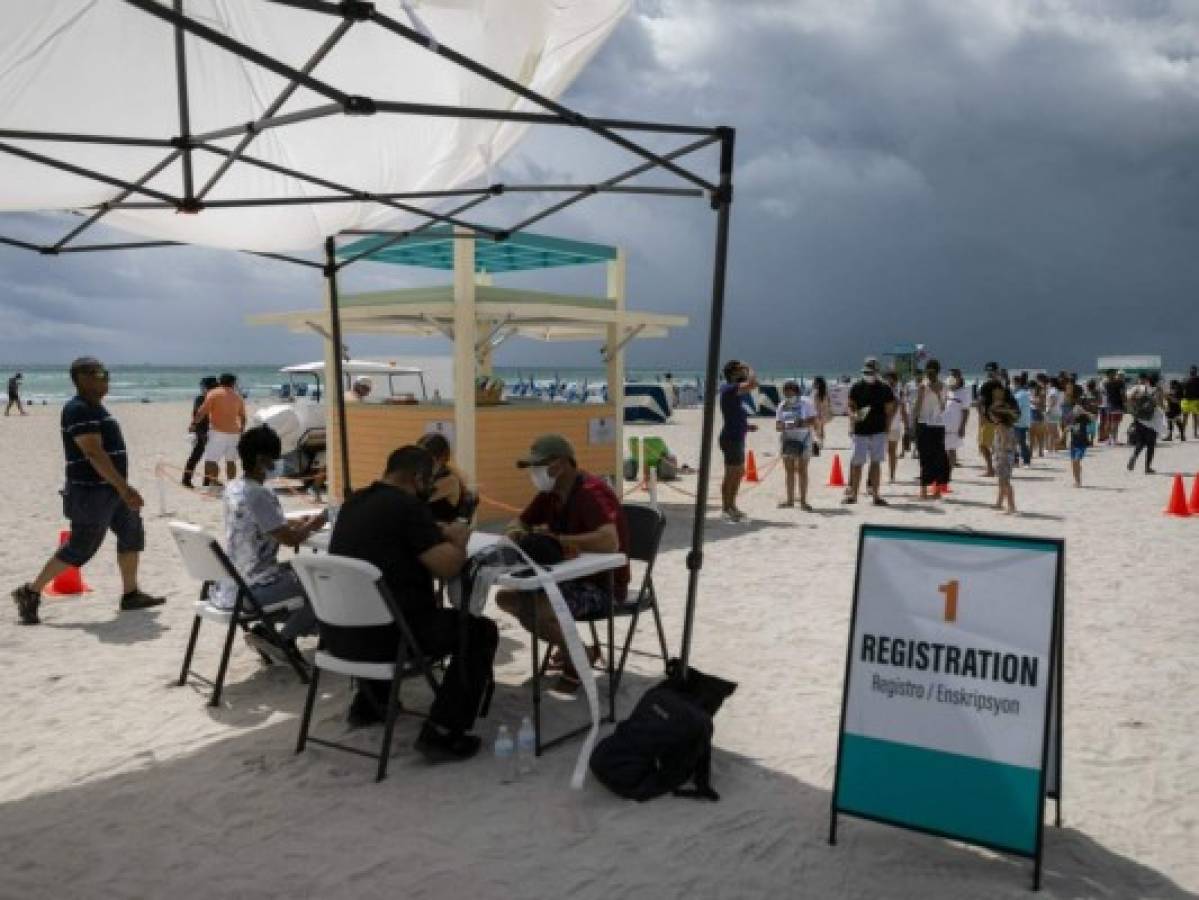 Turistas hondureños se vacunan contra el covid-19 en la playa de Miami Beach