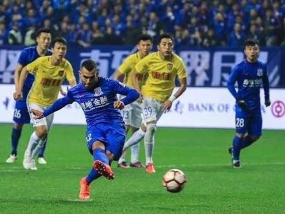 Carlos Tevez marcó en su debut en la Super League con el Shanghai Shenhua