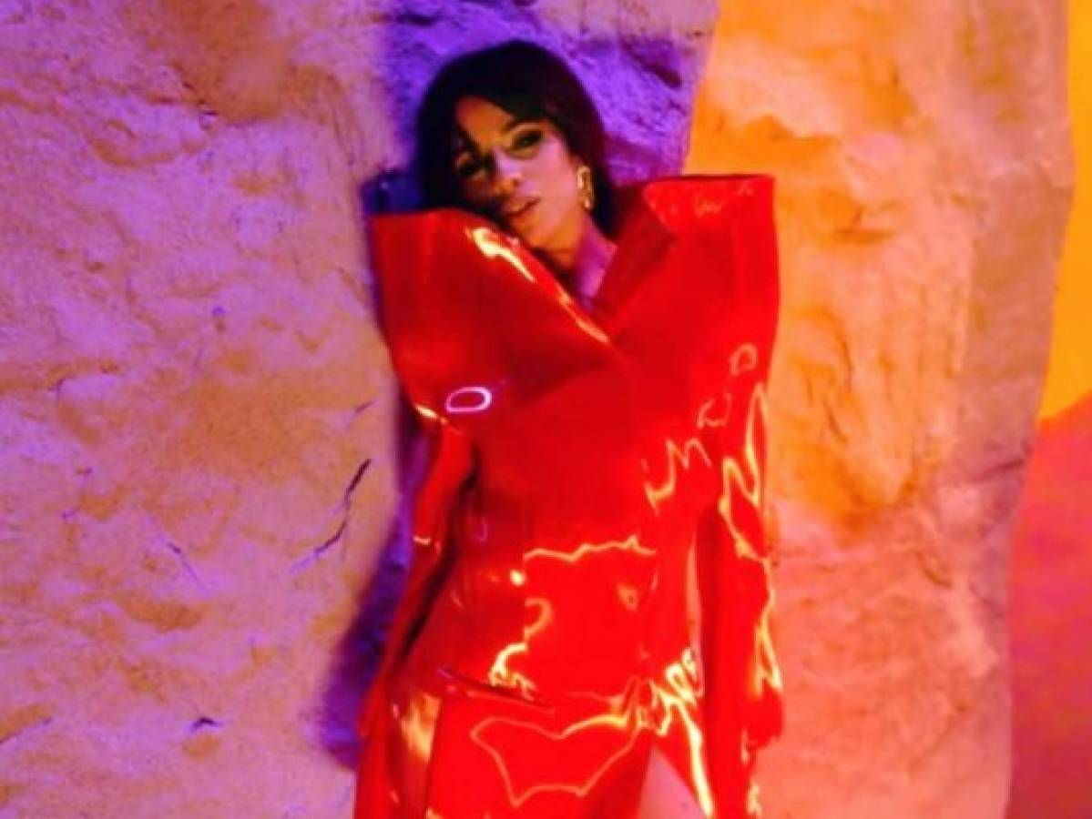 Camila Cabello provoca burlas por vestido rojo que usó en videoclip musical