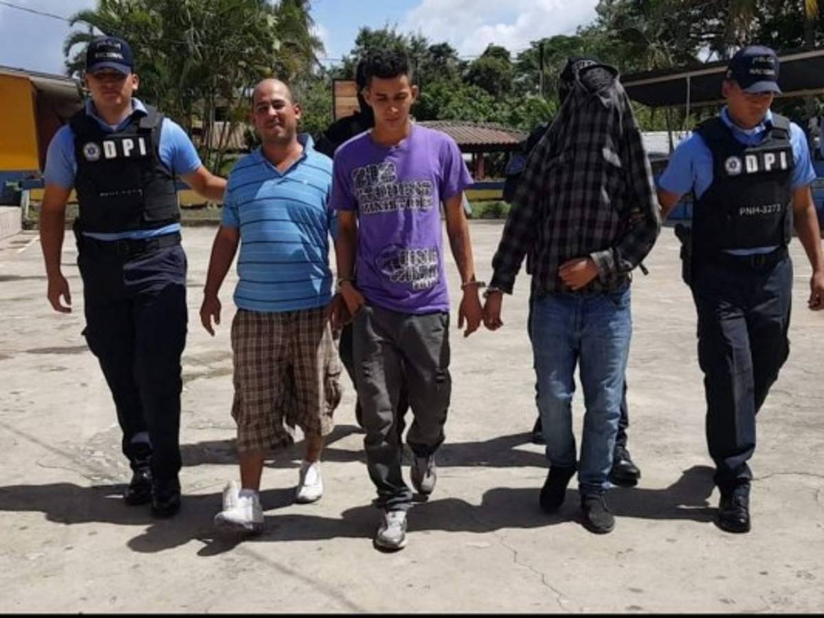 Capturan a presuntos pandilleros con los puñales que habrían utilizado para asesinar a una persona