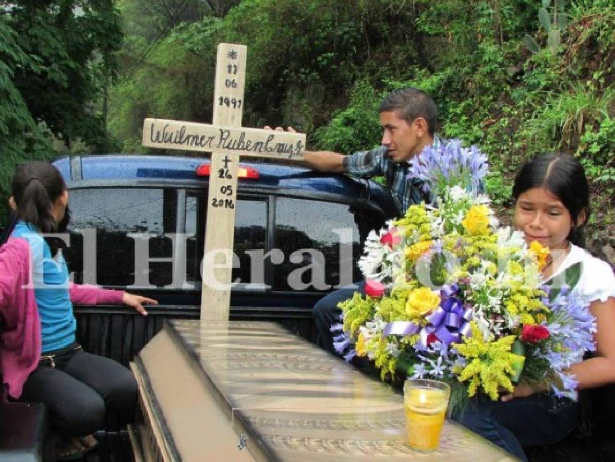 Entierran los restos de familia que murió aplastada por roca en El Paraíso