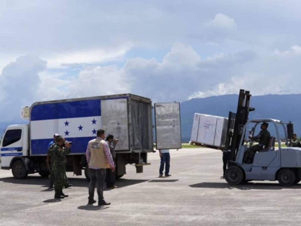 Llegan a Honduras 150 mil dosis de vacunas AstraZeneca donadas por México  