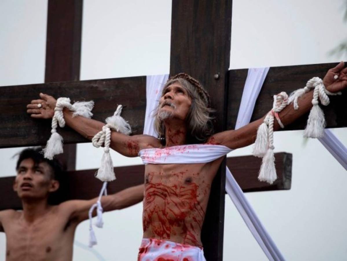 Sufrimiento extremo: Filipinos se flagelan y se crucifican de verdad en Viernes Santo