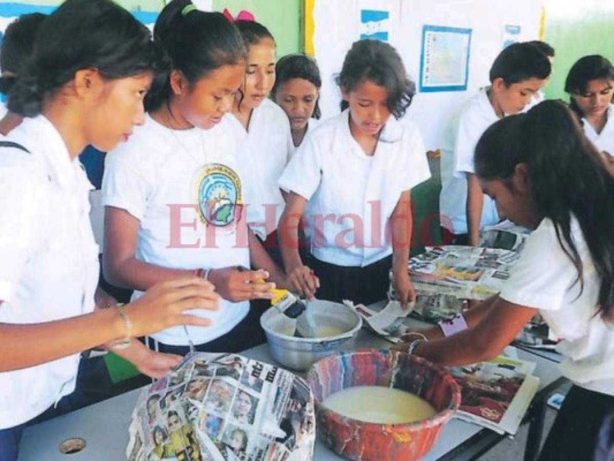 Escolares avanzan en la elaboración de piñatas en el sur de Honduras