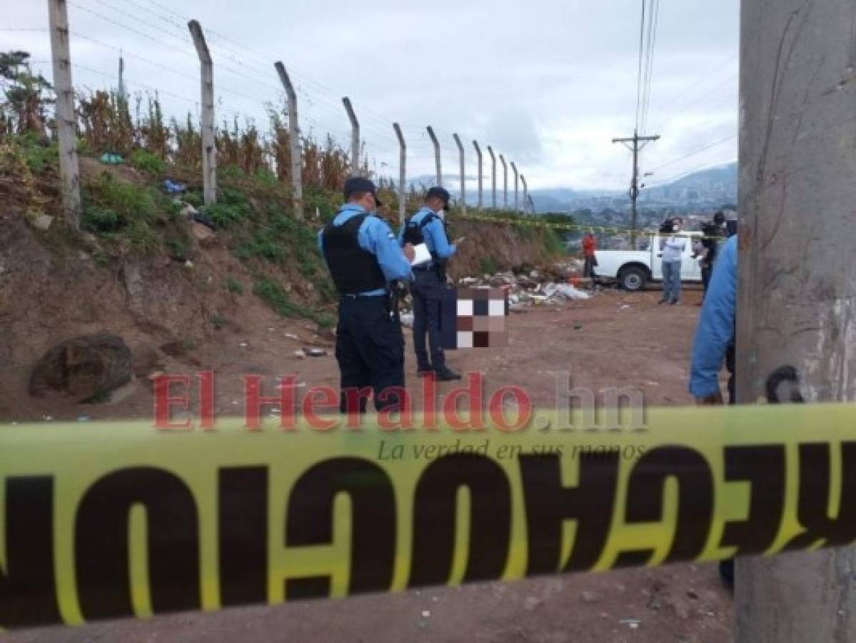 Hombre hallado dentro de un saco en la aldea El Tablón de la capital. Foto: Alex Pérez/ EL HERALDO