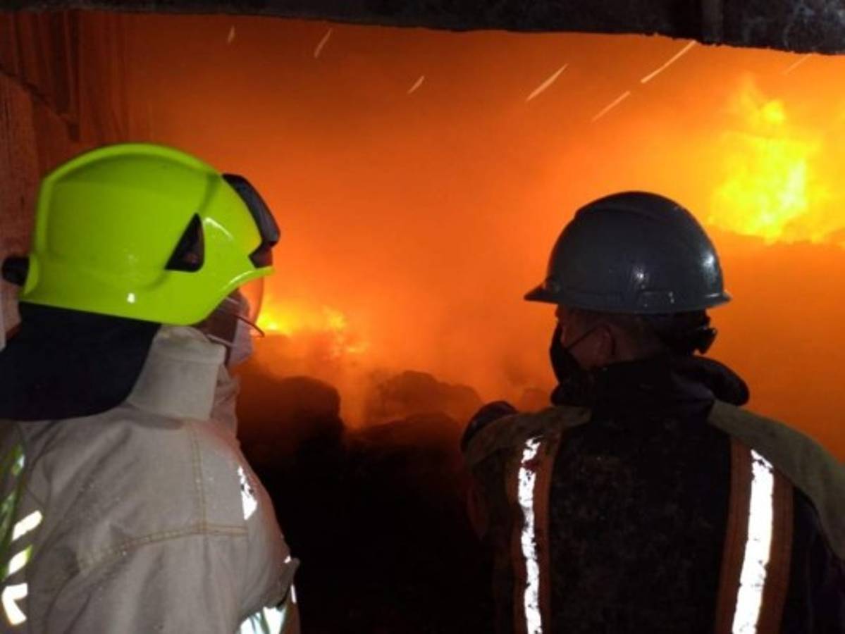 Incendio consume una fábrica en Santa Cruz de Yojoa
