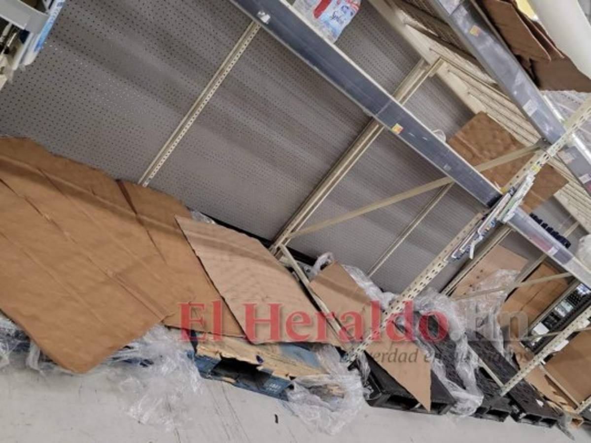 El agua embotellada era restringida a dos paquetes por familia.