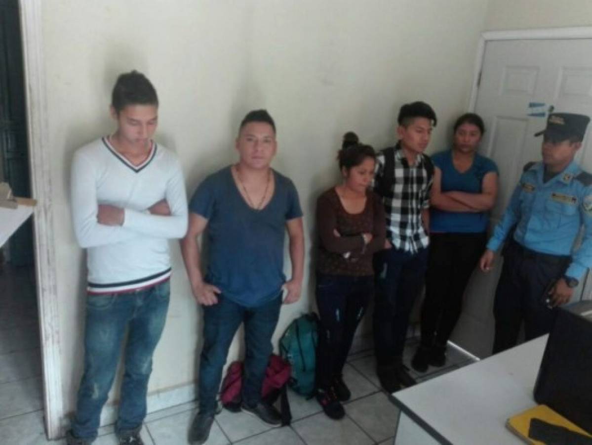 Detienen a 5 migrantes ecuatorianos en carretera que conduce al norte de Honduras