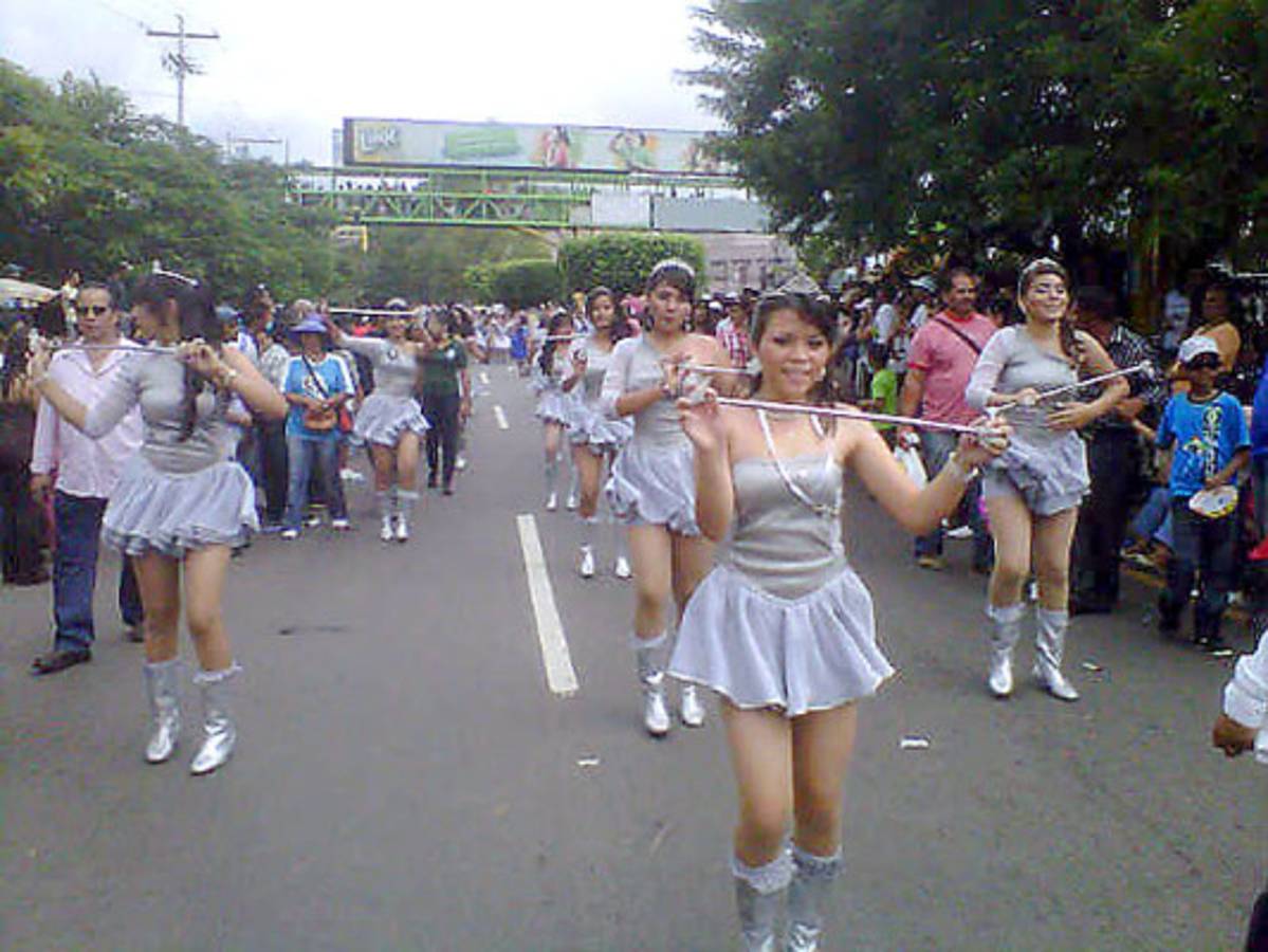 Derroche de civismo y belleza en desfiles patrios