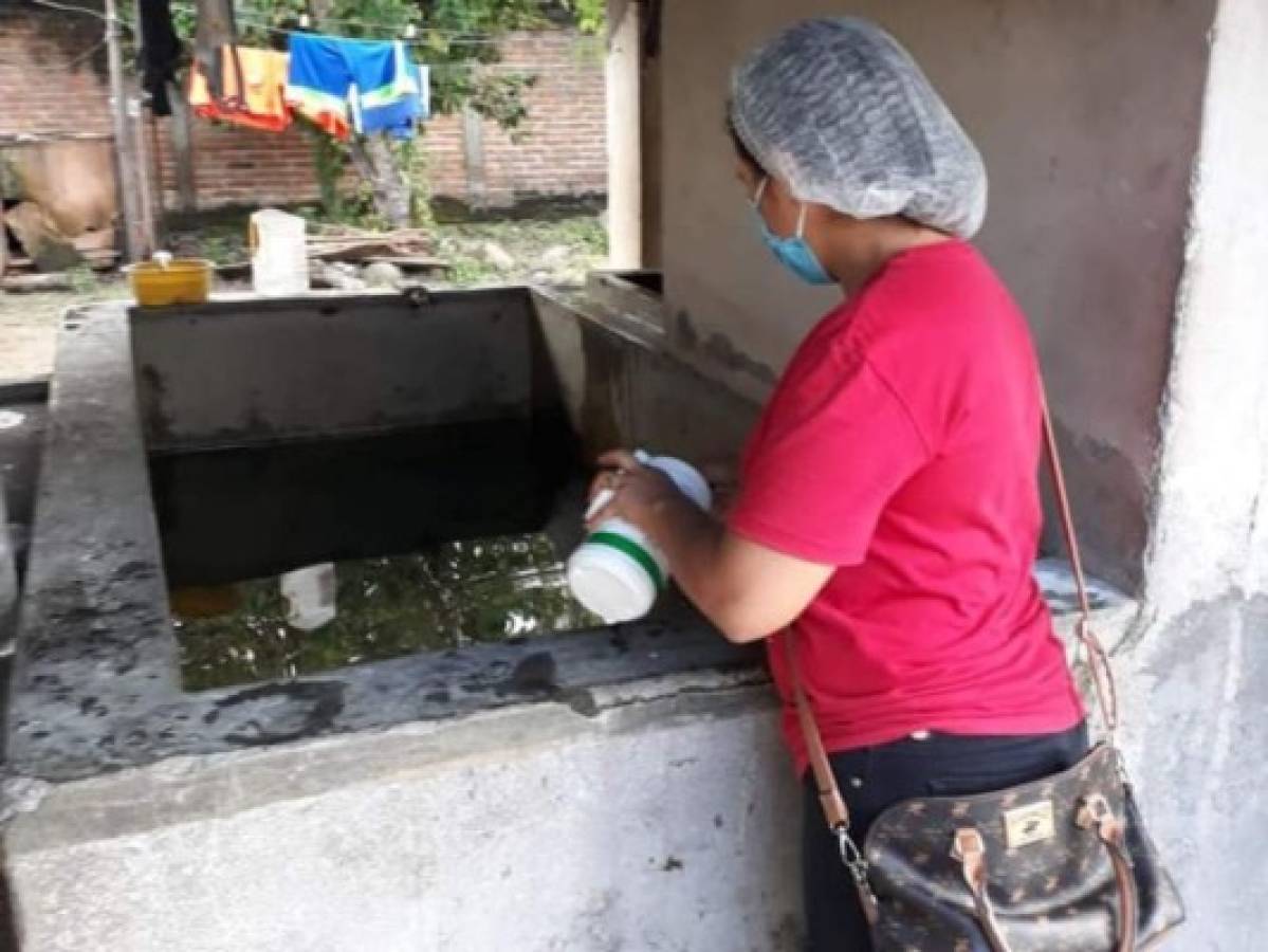 El personal de la Región Metropolitana de Salud realiza trabajos de fumigación y de entrega de BTI para combatir el zancudo transmisor del dengue.