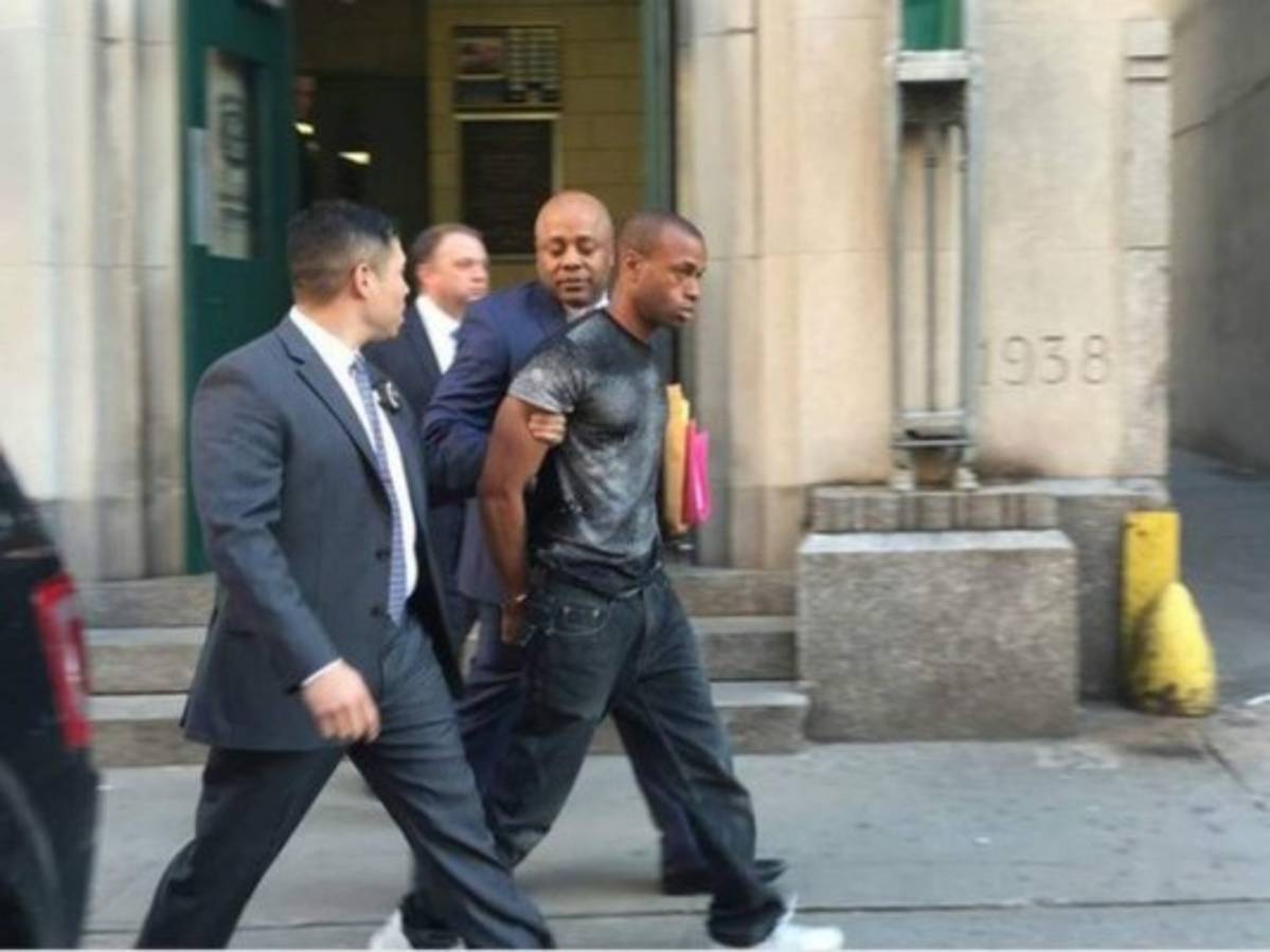 Hombre que regalaba abrazos golpea a mujer al no dar propina