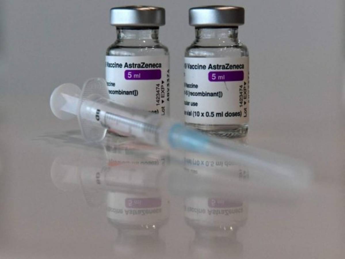 Varios países retoman la vacunación con AstraZeneca y Francia vuelve a confinarse
