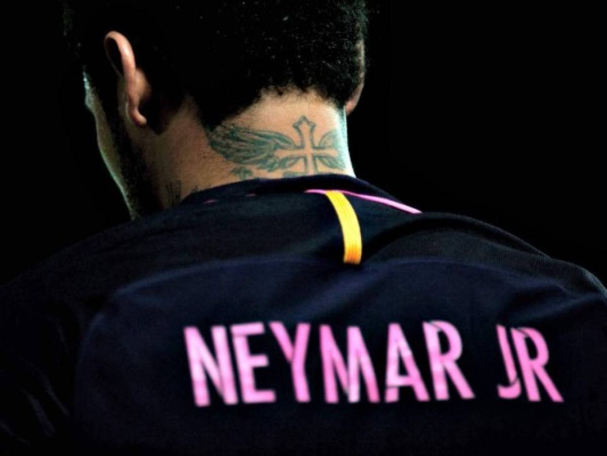 Oficial: Neymar firma un contrato de cinco años con el París Saint-Germain