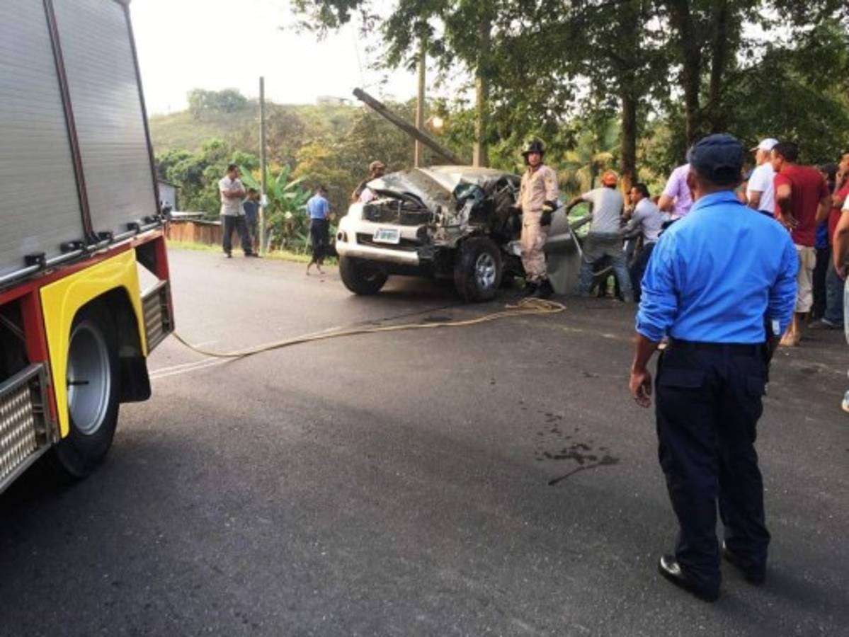 Un herido tras brutal choque contra poste del tendido eléctrico en Campamento, Olancho 