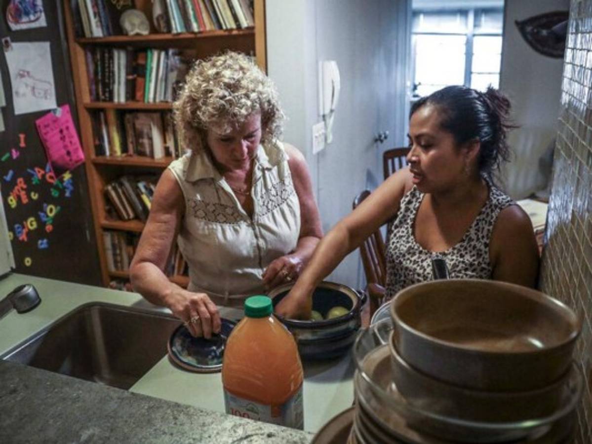 En esta foto del miÃ©rcoles 21 de agosto de 2019, Vivien Tartter, a la izquierda, visita a su huÃ©sped, la inmigrante guatemalteca Rosayra Pablo Cruz, en un apartamento en la planta baja que Tartter puso a disposiciÃ³n de Cruz y su familia, en Nueva York. (AP Foto / Bebeto Matthews)