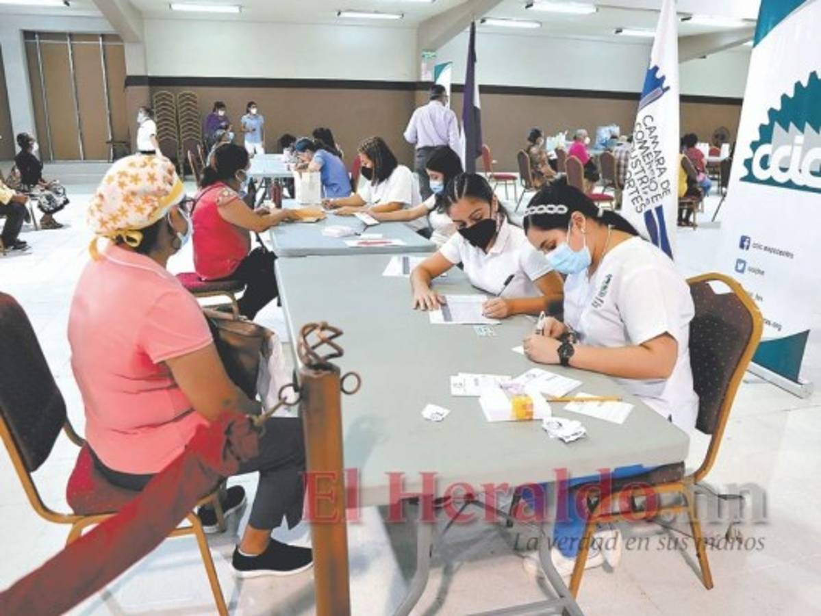 Ni con cita llegaron afiliados del IHSS a vacunarse contra el covid en Valle de Sula