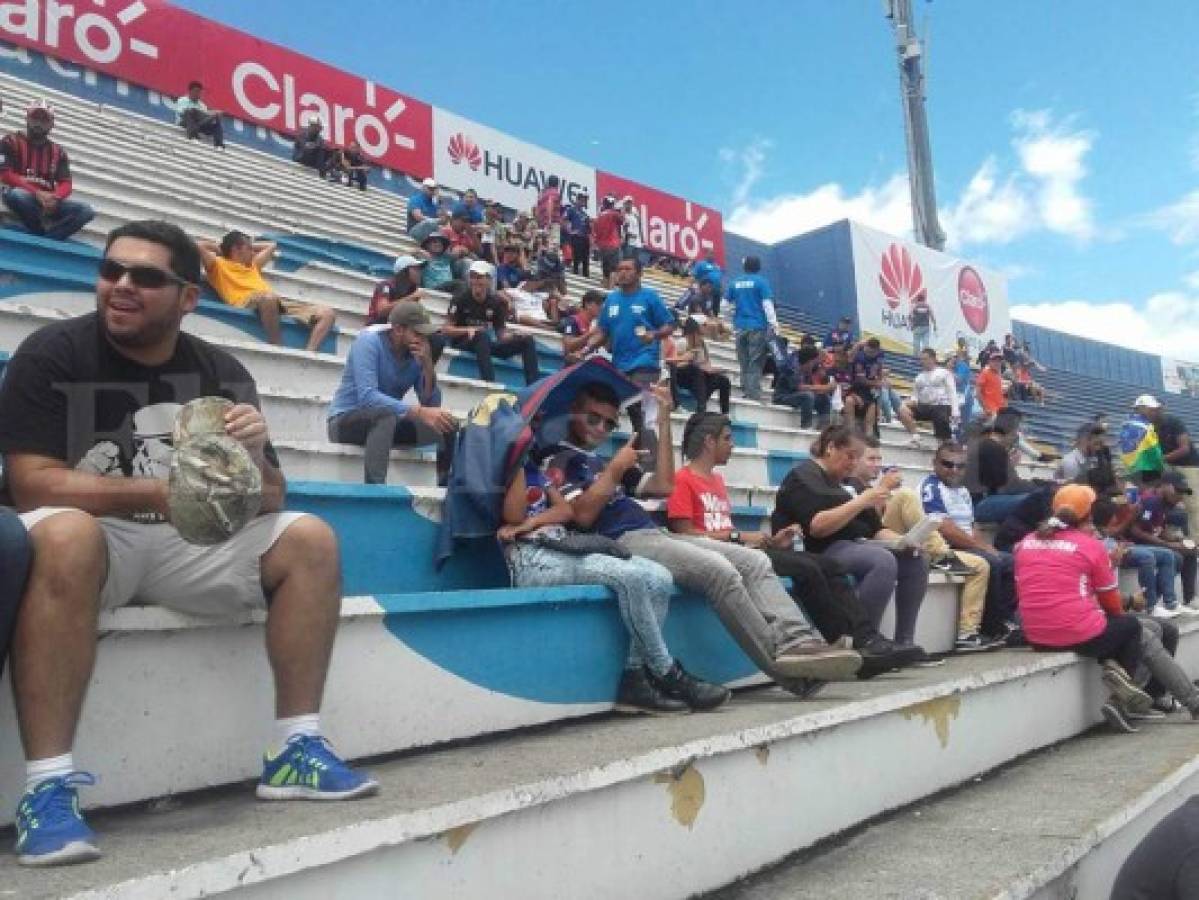 Aficionados comienzan a llenar el Estadio Nacional para ver a Ronaldinho Gaúcho