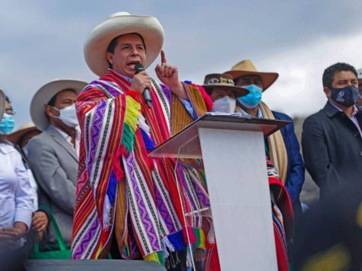 Presidente de Perú informa renuncia del primer ministro; implica remoción de todo el gabinete