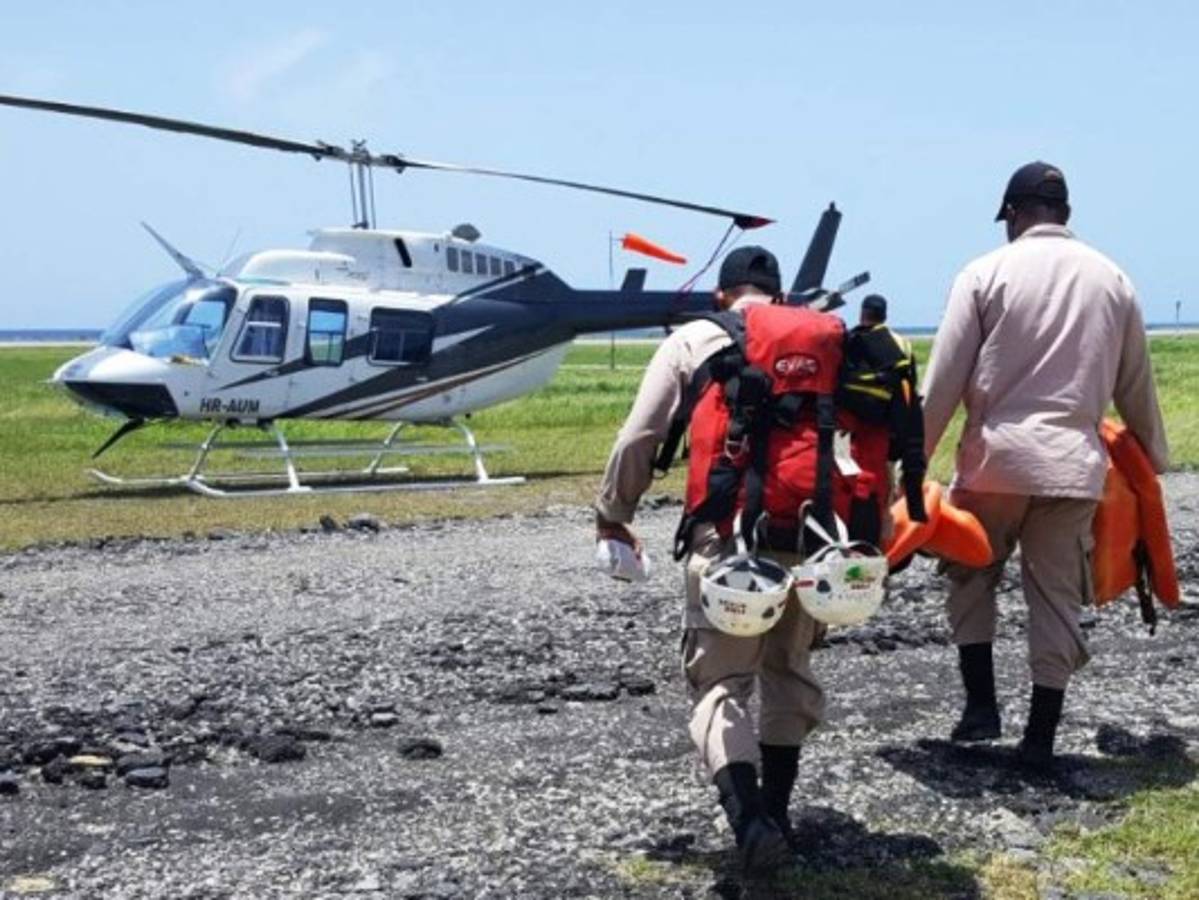 Por agua y aire buscan a turistas que naufragaron en Roatán
