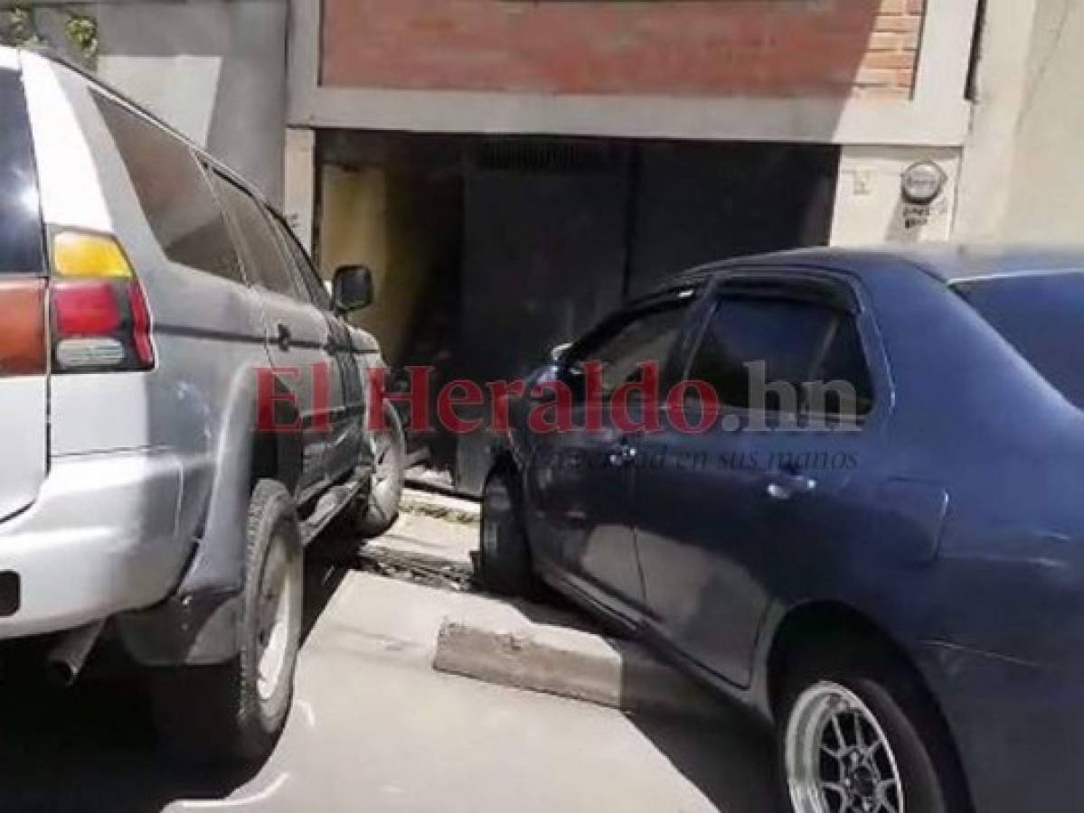 Tras la persecución policial y colisión ambos vehículos impactaron contra el muro y el portón de una residencia en La Pradera. Foto: Estalin Irías/El Heraldo.