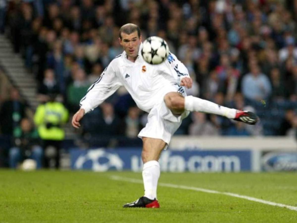 La famosa volea de Zinedine Zidane en Glasgow, en la final de la Liga de Campeones de Europa. (Agencias/AP/AFP)
