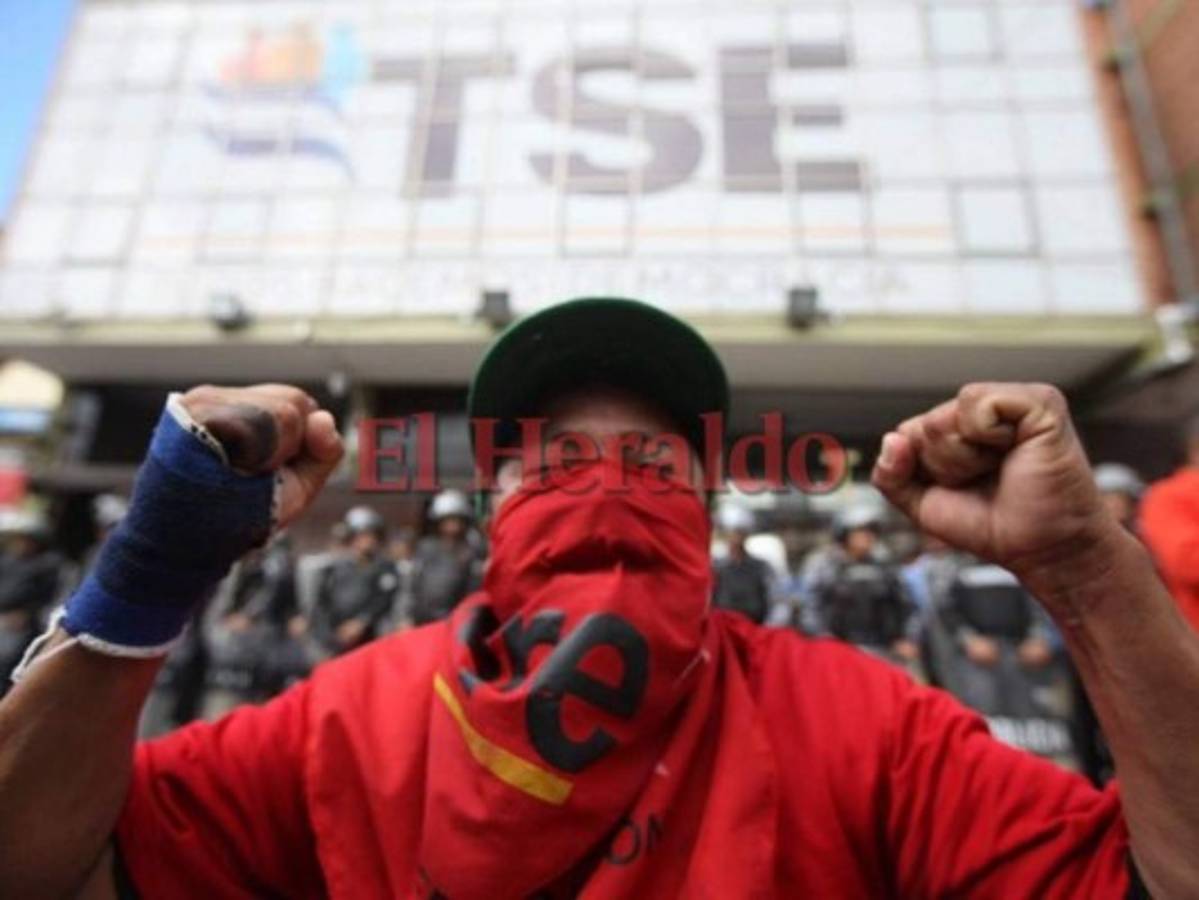Alianza de Oposición protagoniza masiva marcha frente al Tribunal Supremo Electoral