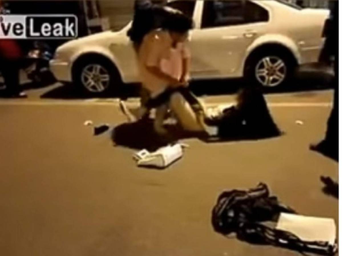 Celosa esposa golpeó e intentó desnudar a la amante de su pareja en China