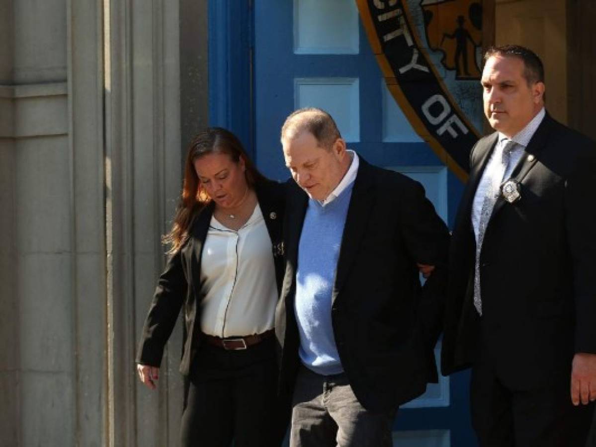 Harvey Weinstein en libertad tras pagar fianza de un millón de dólares y con pulsera electrónica