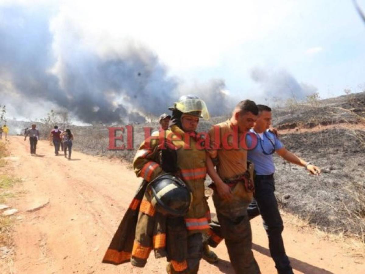 El bombero recibió atención médica rápidamente. Un incendio consume predios de la DPI. Foto Estalin Irías/EL HERALDO