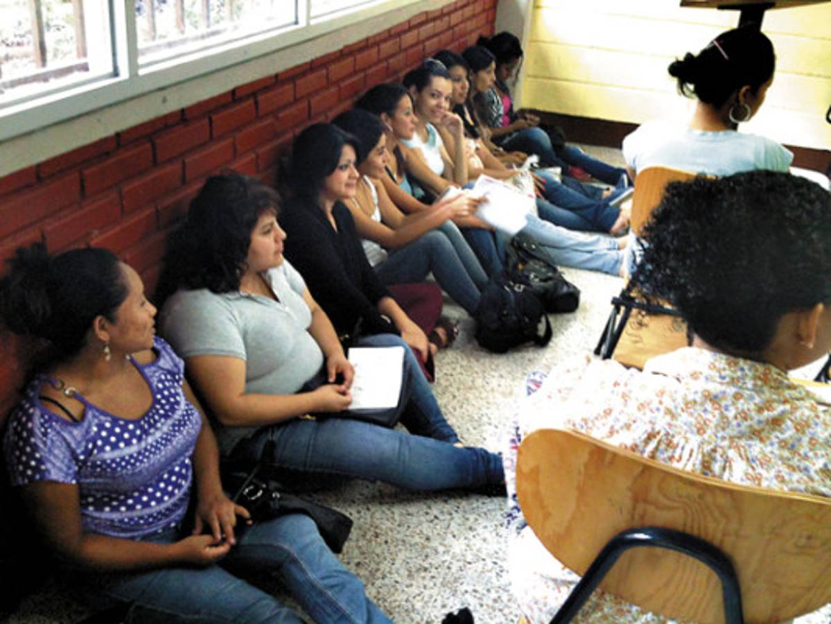 Déficit de pupitres y cupos en la UNAH