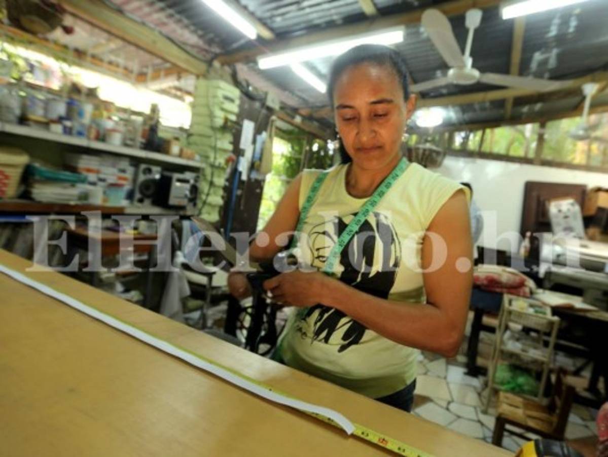 No hay objeto o instrumento que la ejemplar fémina no pueda usar en sus labores y aunque en ciertas ocasiones se le puede dificultar, el ingenio junto a la habilidad desarrollada con su mano izquierda le permiten cumplir con su cometido, foto: David Romero/El Heraldo.