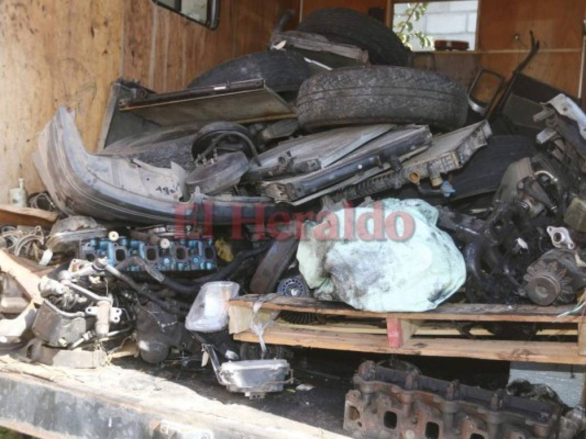 Parte de las piezas que les sacaron a los vehículos que están en el plantel de La Vega.