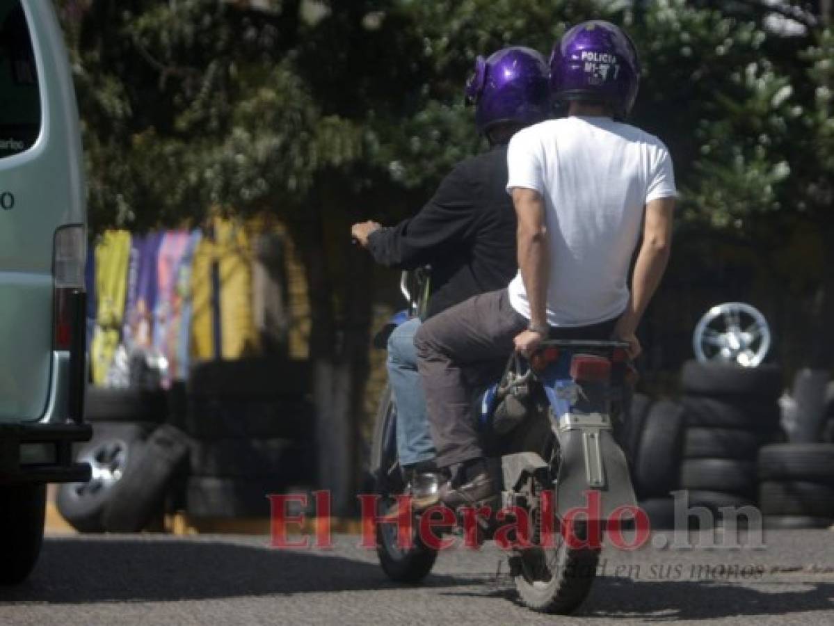 Sigue vigente prohibición de dos hombres en motocicleta  