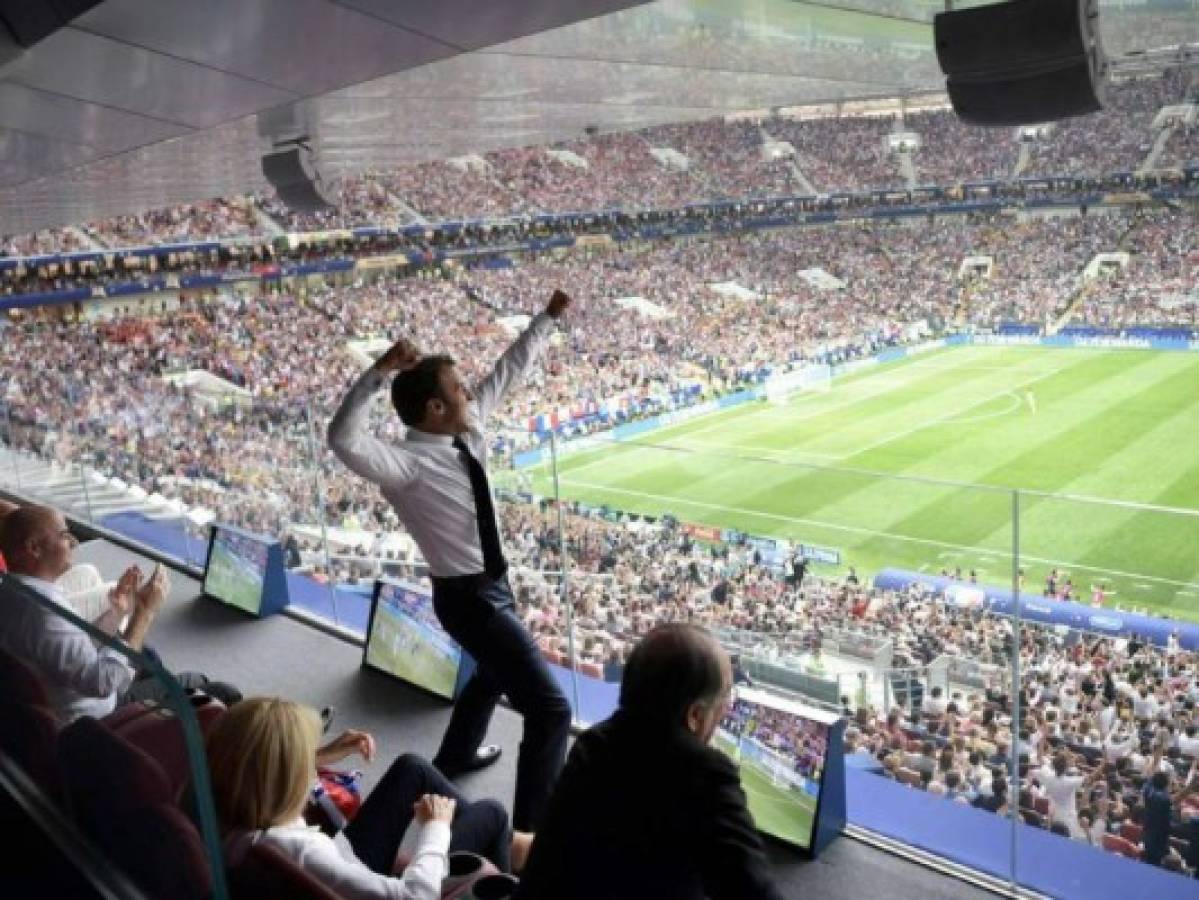 Esta es la fotografía que muestra la inesperada celebración de Emmanuel Macron. Foto: El País