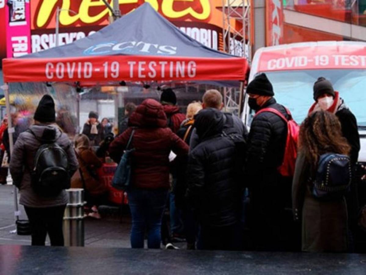 Ómicron se propaga más rápidamente y las vacunas son menos efectivas, dice OMS