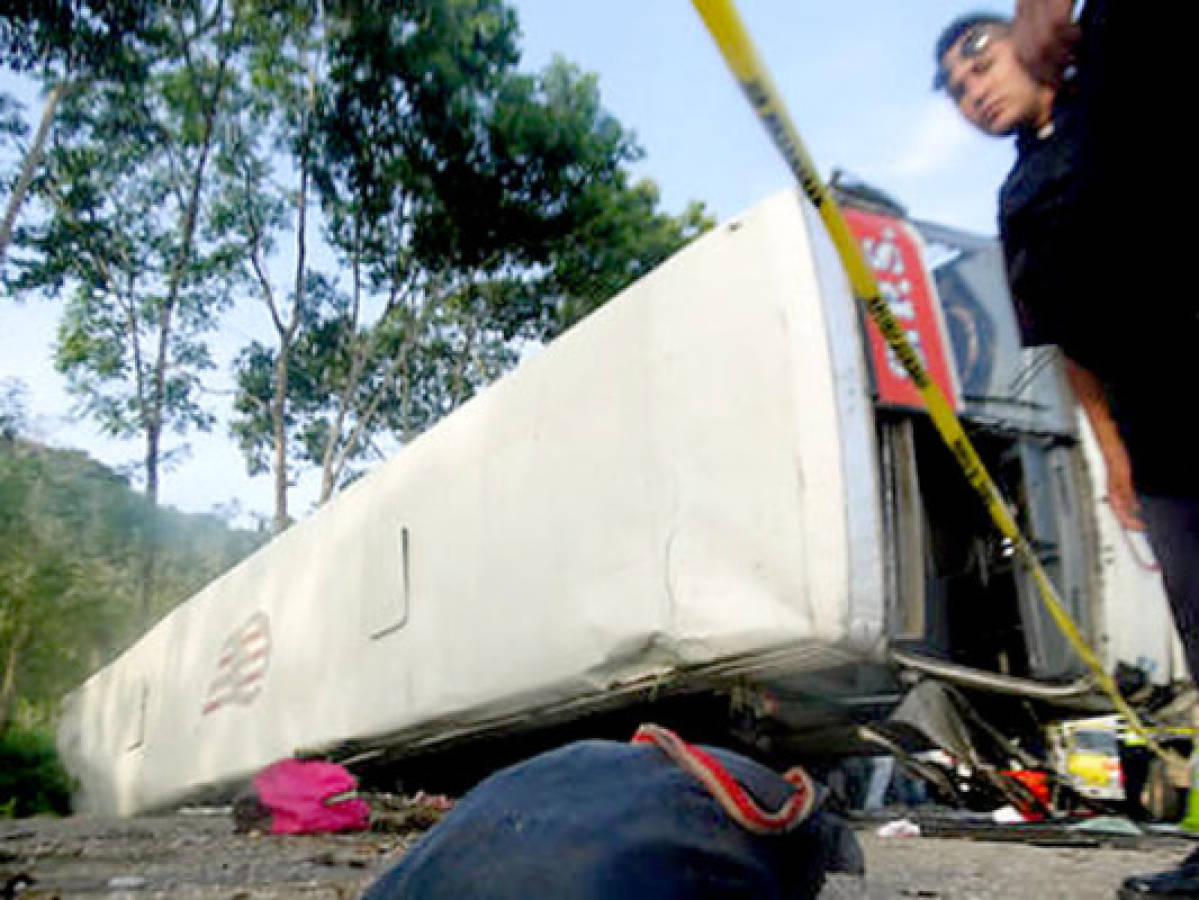 Tres muertos y 23 heridos en el volcamiento de un autobús al norte de Honduras
