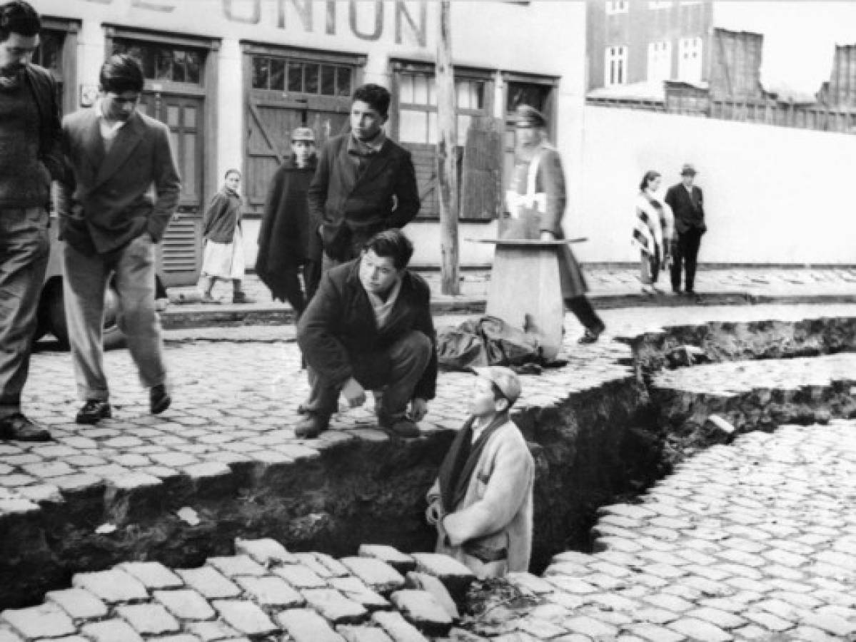 En esta foto de archivo tomada el 22 de mayo de 1960 en Valdivia, Chile, la gente mira una enorme grieta en una calle después de que un poderoso terremoto golpeara la zona. Foto AFP